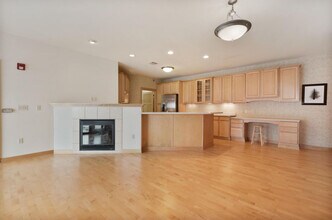 110 S Wisconsin St, Unit 2D in Port Washington, WI - Foto de edificio - Building Photo