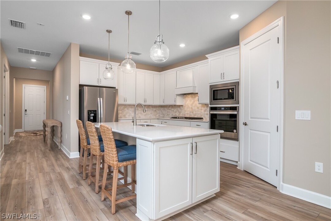 20463 Pebble Gln Dr in Estero, FL - Foto de edificio