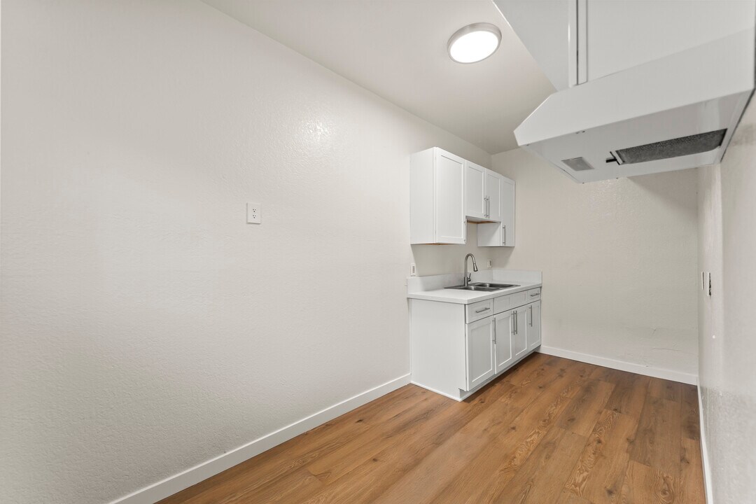 182 W Vernon Ave in Los Angeles, CA - Building Photo