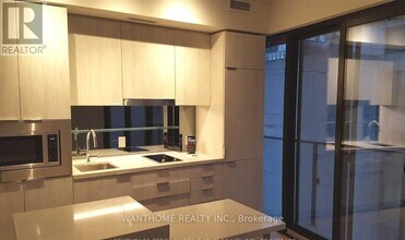 215 Queen St W in Toronto, ON - Building Photo - Building Photo