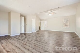 589 Lakewater View Dr in Stone Mountain, GA - Foto de edificio - Building Photo