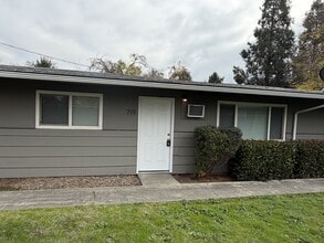 719 SW Bridge St in Grants Pass, OR - Building Photo - Building Photo
