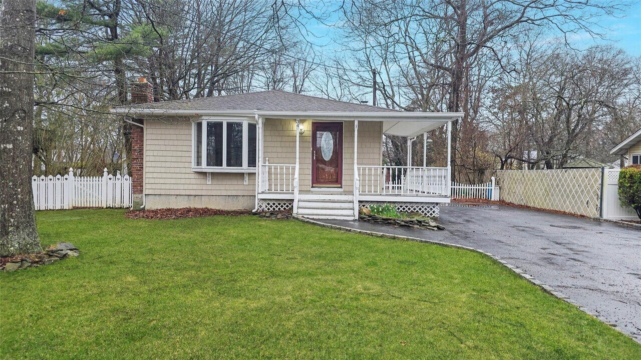 34 Terapin St in Mastic, NY - Building Photo