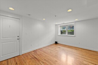 739 Newton Pl NW, Unit 739 Newton Place NW Unit in Washington, DC - Building Photo - Building Photo