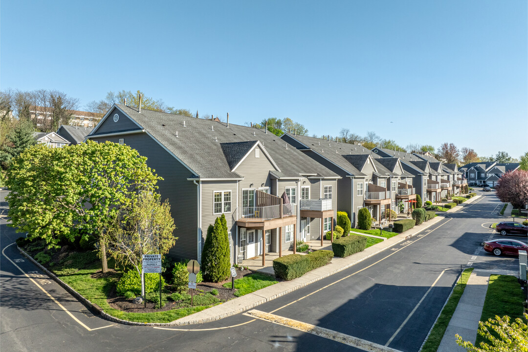 Arlington Ridge Condominiums in Kearny, NJ - Building Photo