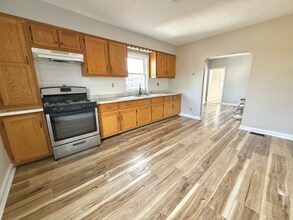 13 Brooks Ave in Quincy, MA - Foto de edificio - Building Photo