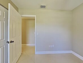 566 SW 168th Way in Weston, FL - Building Photo - Building Photo