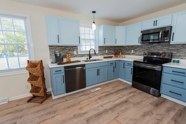 7 Sulphur Springs Rd in Greenville, SC - Building Photo - Building Photo