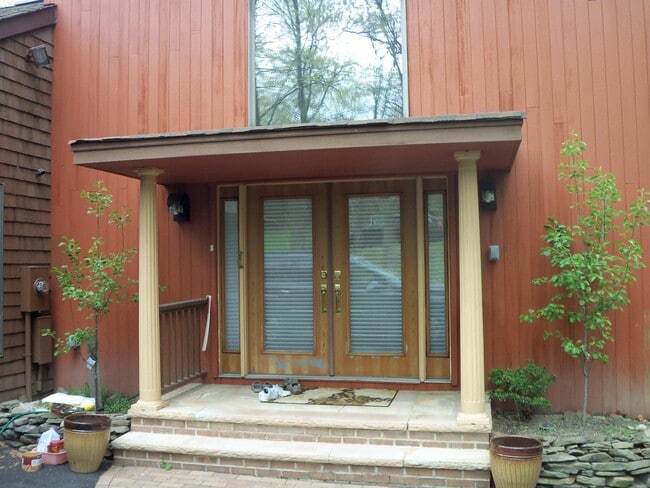 1 Brothers Ct in Dix Hills, NY - Building Photo - Building Photo