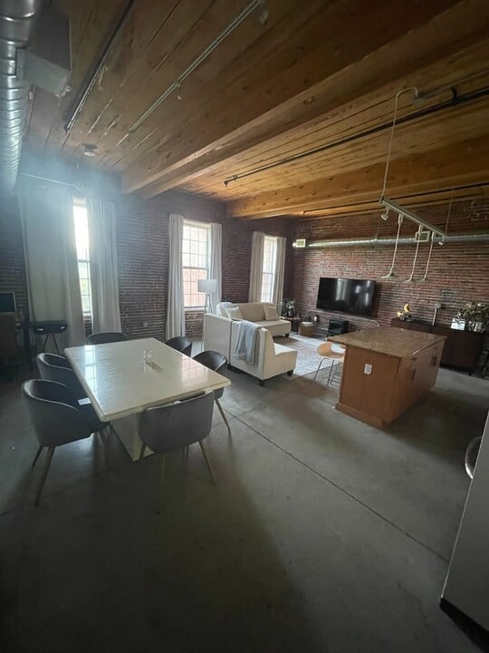 130 John St, Unit 213 in Lowell, MA - Building Photo
