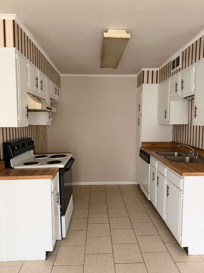 9210 Glen Meadow Ln in Beaumont, TX - Building Photo - Building Photo