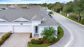 2590 Bella Vista Cir in Vero Beach, FL - Building Photo