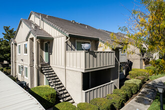 Lakeview Condominiums in Pittsburg, CA - Building Photo - Building Photo