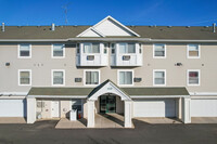 Parkbury Villa in Waite Park, MN - Foto de edificio - Building Photo