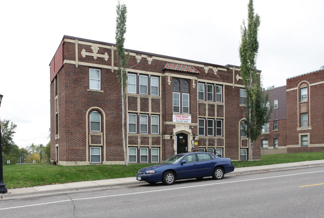 Golden Valley Road Apartments in Minneapolis, MN - Building Photo - Building Photo