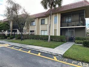 310 Lakeview Dr in Weston, FL - Building Photo - Building Photo