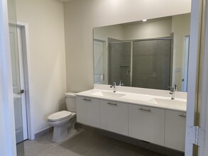 10300 NW 66th St, Unit 109 in Doral, FL - Foto de edificio - Building Photo