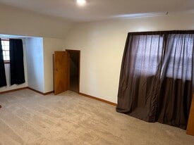 517 Blue Earth St, Unit Side Door in Mankato, MN - Building Photo