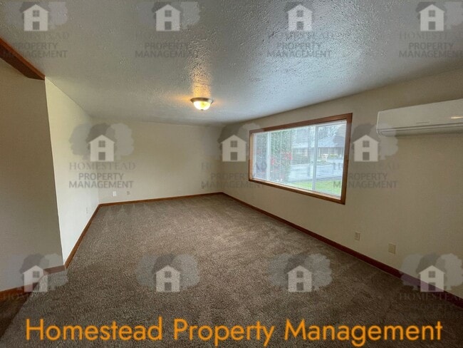 176-178 SE Lacreole Dr in Dallas, OR - Building Photo - Building Photo