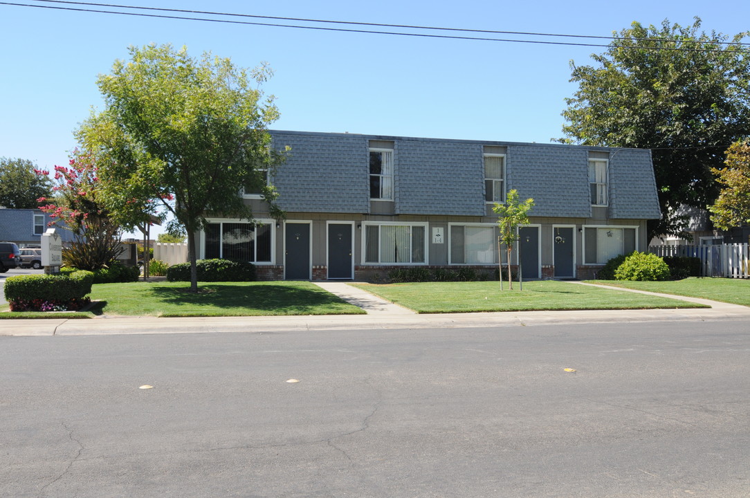 Cambridge Square Apartments in Woodland, CA - Building Photo