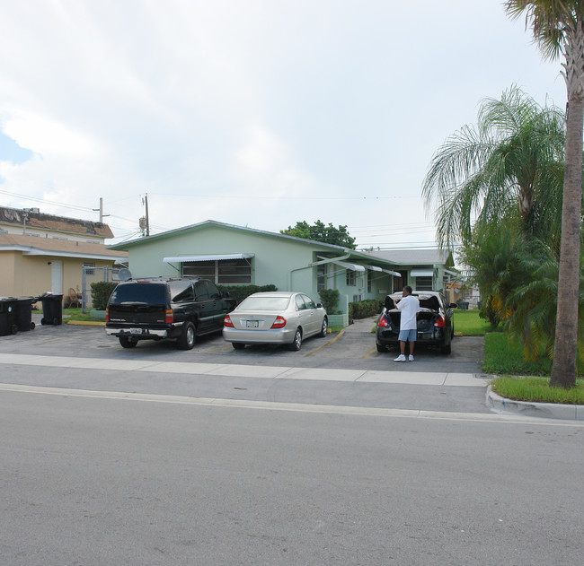 16031 NE 19th Ct in Miami, FL - Foto de edificio - Building Photo