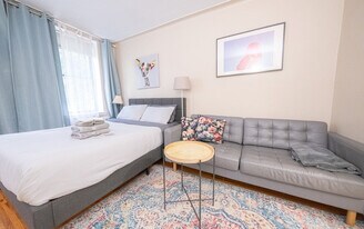 328 E 74th St in New York, NY - Building Photo