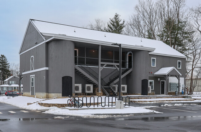 Monarch Village in Portsmouth, NH - Foto de edificio - Building Photo