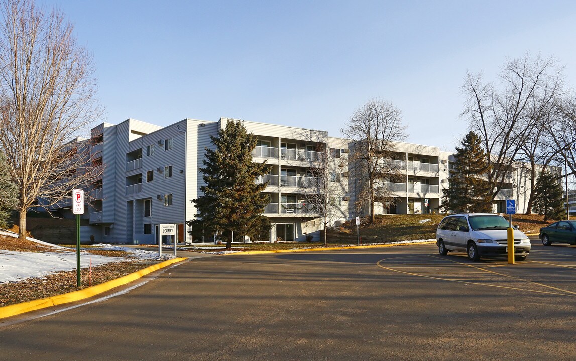 Canabury Pond in Little Canada, MN - Foto de edificio