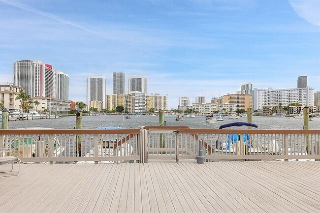 462 Golden Isles Dr, Unit 310 in Hallandale Beach, FL - Building Photo - Building Photo