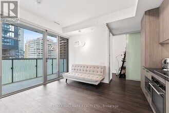 50 Charles St E in Toronto, ON - Building Photo - Building Photo