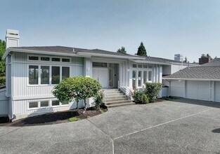 9025 NE 26th St in Clyde Hill, WA - Building Photo - Building Photo