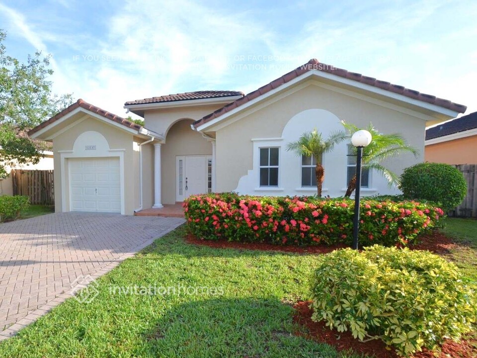 13137 SW 143rd Terrace in Miami, FL - Foto de edificio