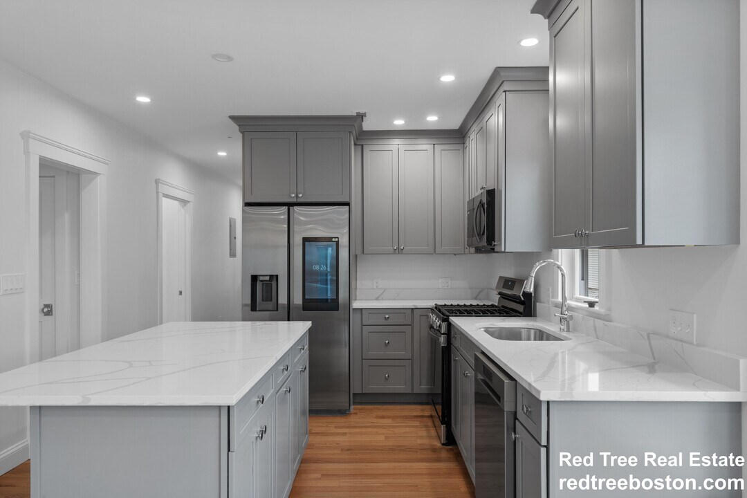 33 Farragut Ave in Medford, MA - Building Photo