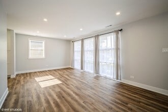 648 Oakwood Ct in Des Plaines, IL - Building Photo - Building Photo