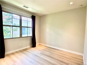 106 Overbrook in Irvine, CA - Building Photo - Building Photo