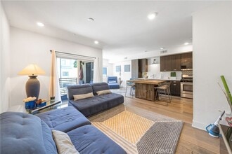2976 Ripple Pl, Unit 201 in Los Angeles, CA - Foto de edificio - Building Photo