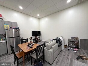 910 Arch St, Unit 2F in Philadelphia, PA - Building Photo - Building Photo