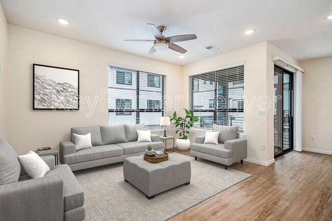 2054 S Holly St in Denver, CO - Foto de edificio - Building Photo