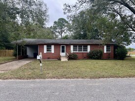 107 Metcalf St in New Brockton, AL - Building Photo