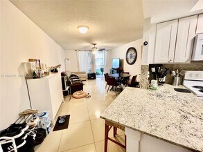 8255 Lake Dr in Doral, FL - Foto de edificio - Building Photo