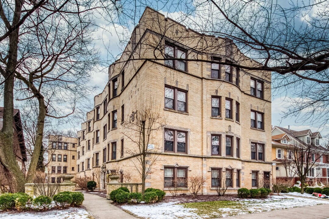 1921 W Estes Ave in Chicago, IL - Building Photo