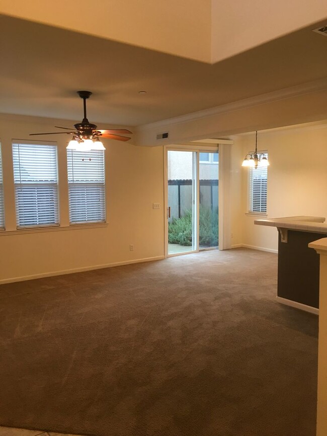 2325 la Villa Way in Redding, CA - Building Photo - Building Photo