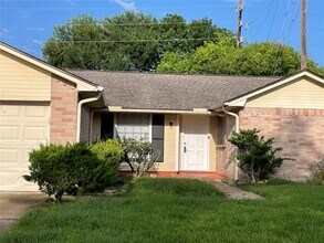 1011 E Brompton Dr in Pearland, TX - Building Photo - Building Photo