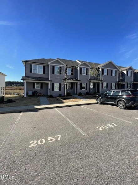 2057 Wiggins Village Dr in Youngsville, NC - Foto de edificio - Building Photo