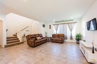 11813 Campus Park Dr in Bakersfield, CA - Building Photo - Building Photo