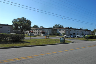 Brookside Square Apartments in St. Petersburg, FL - Building Photo - Building Photo