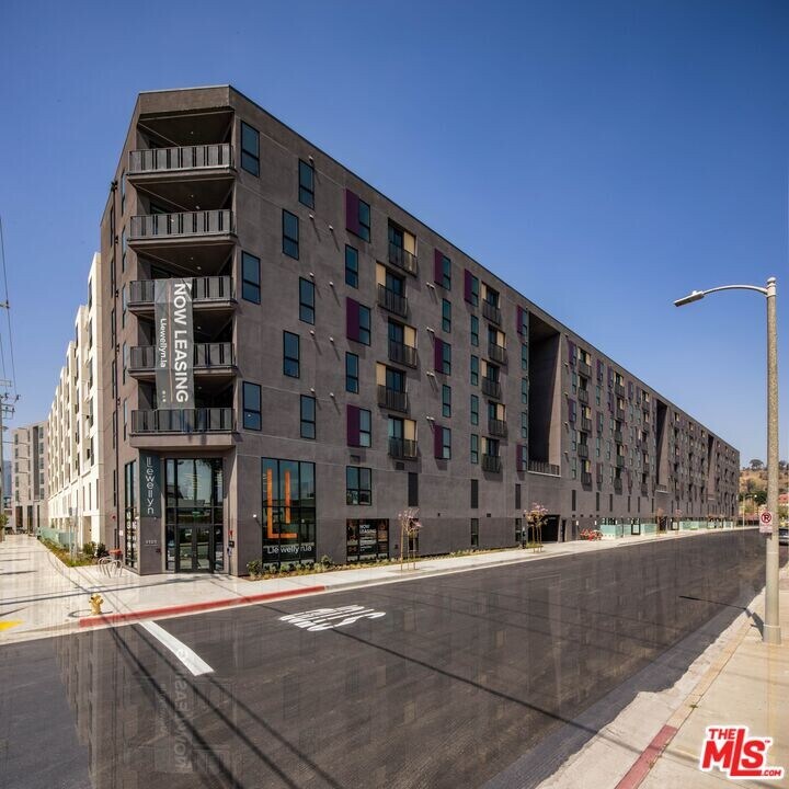 1101 N Main St in Los Angeles, CA - Building Photo