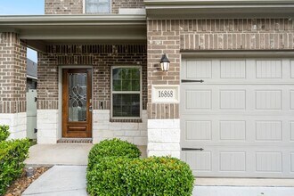 16868 Pink Wintergreen Dr in Conroe, TX - Foto de edificio - Building Photo