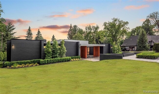3467 Sutton Pl in Bloomfield Hills, MI - Foto de edificio - Building Photo