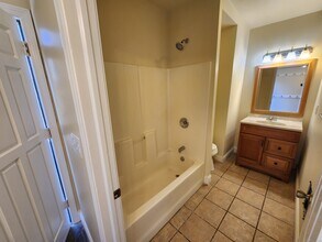 276 Berkshire Rd in Newtown, CT - Building Photo - Building Photo